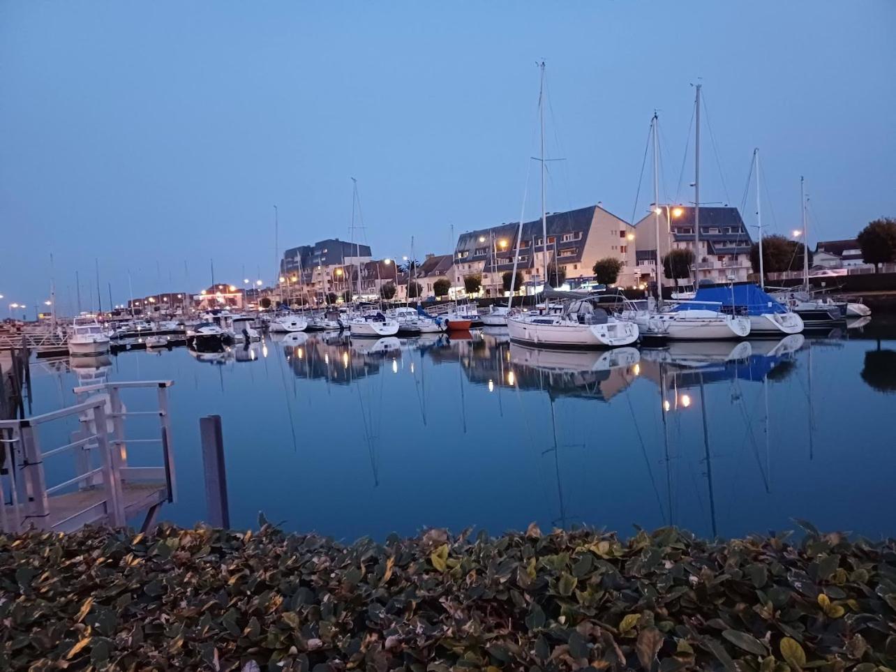 Le 501 F2 De Plain-Pied Avec Terrasse Lägenhet Courseulles-sur-Mer Exteriör bild