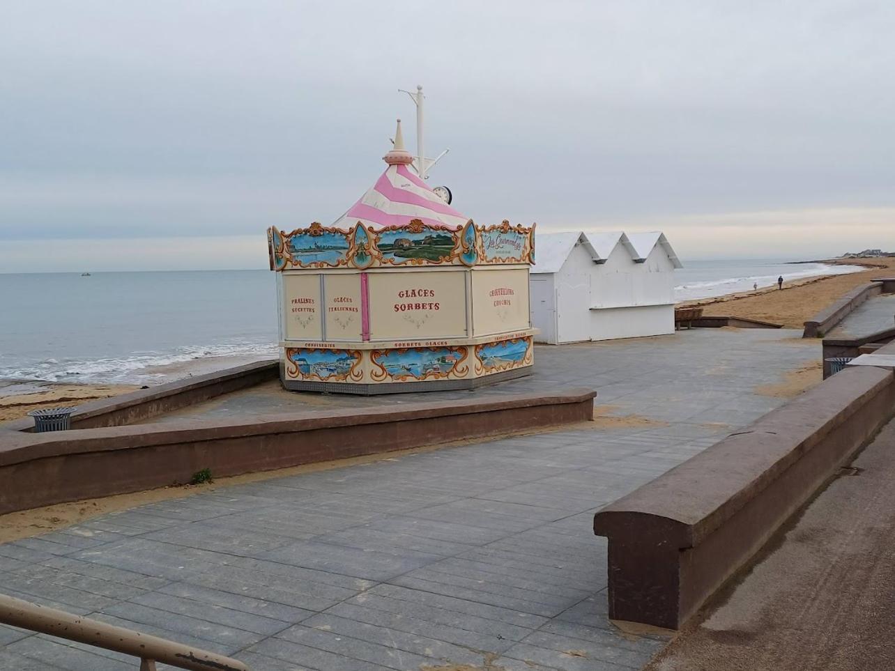 Le 501 F2 De Plain-Pied Avec Terrasse Lägenhet Courseulles-sur-Mer Exteriör bild